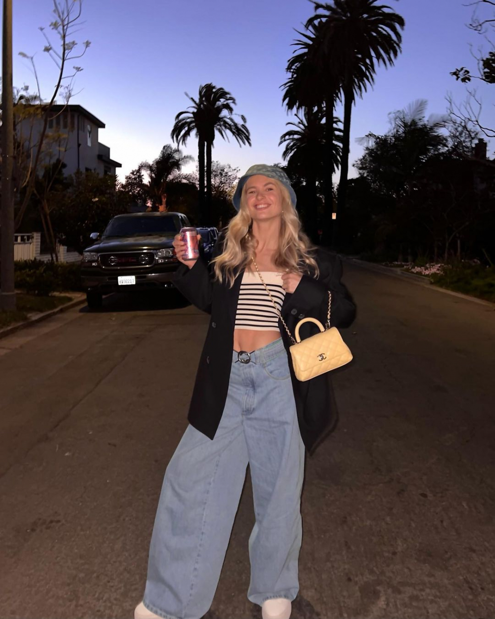 Thử quần jeans cạp cao ống suông sáng màu, mix với áo croptop cotton ôm sát và mũ lưỡi trai. Thêm một đôi sneaker cổ thấp và túi đeo hông là bạn đã có ngay set đồ streetwear gọn nhẹ, mát mẻ và hack dáng đỉnh cao.