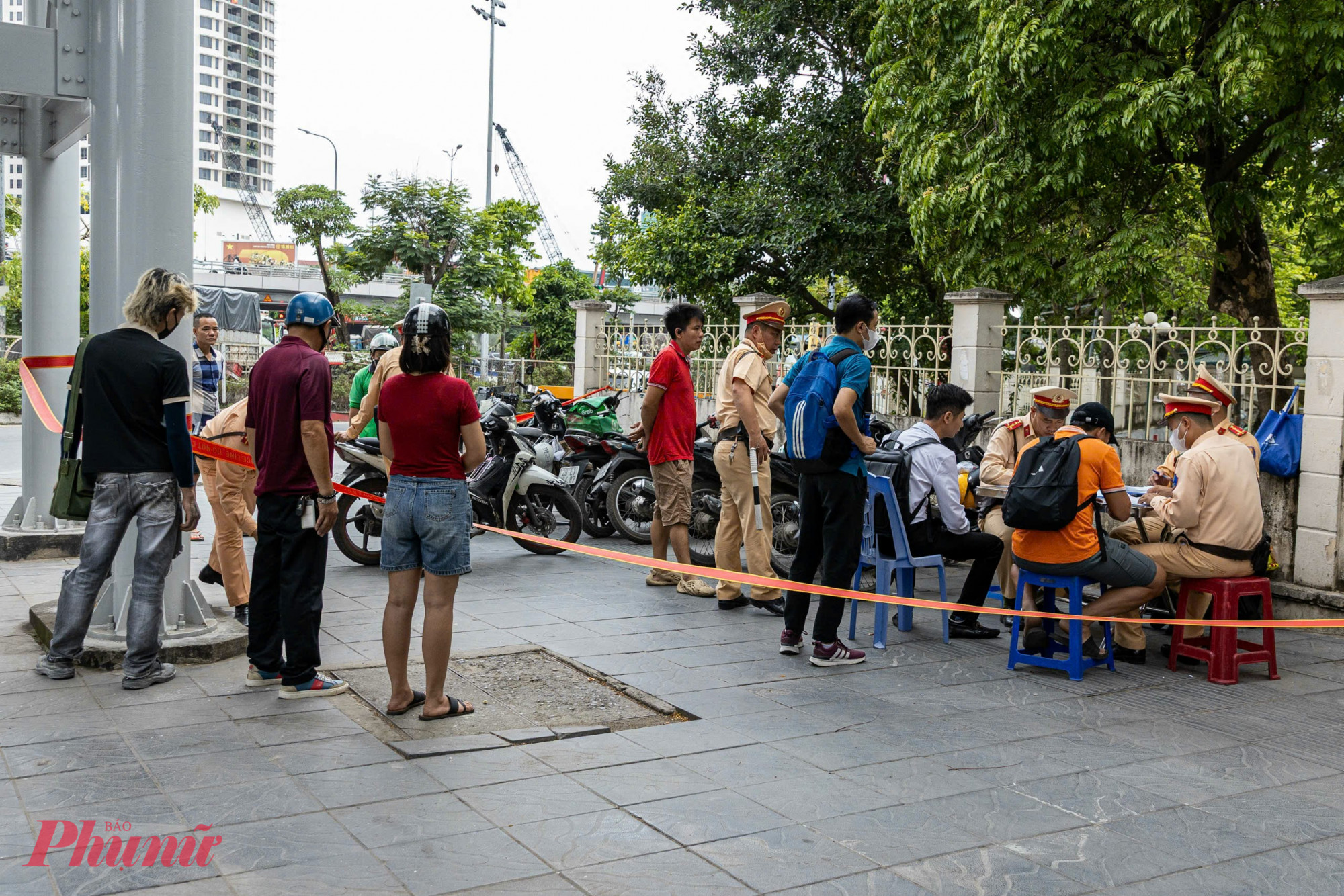 Cùng thời điểm sáng nay, Đội CSGT đường bộ số 6 phát hiện xử lý trực tiếp 15 trường hợp đi lên vỉa hè, gửi thông báo 'phạt nguội' 10 trường hợp; Đội CSGT đường bộ số 1 xử lý 8 trường hợp đi chiều; Đội CSGT đường bộ số 3 xử lý trực tiếp 15 trường hợp, gửi thông báo 'phạt nguội' 10 trường hợp...