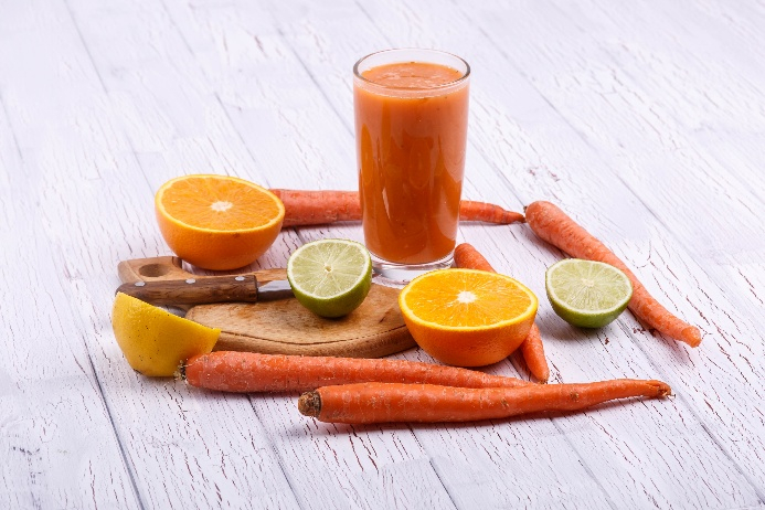 Nước ép cam cà rốt là sự lựa chọn lý tưởng để bổ sung vitamin A và C, hai dưỡng chất quan trọng giúp bảo vệ sức khỏe làn da và hệ miễn dịch. Bạn chỉ cần ép một củ cà rốt tươi cùng một quả cam chín mọng, có thể thêm chút mật ong nếu muốn tăng vị ngọt tự nhiên. Ly nước này mang lại vị ngọt thanh mát, dễ uống và rất tốt cho những người làm việc văn phòng, sinh viên hay những ai thường xuyên tiếp xúc với máy tính và cần cải thiện sức khỏe mắt cũng như tăng sức bền cho cơ thể. Uống nước ép cam cà rốt vào buổi sáng hoặc giữa buổi chiều là thời điểm tốt nhất để hấp thụ dưỡng chất một cách tối ưu.