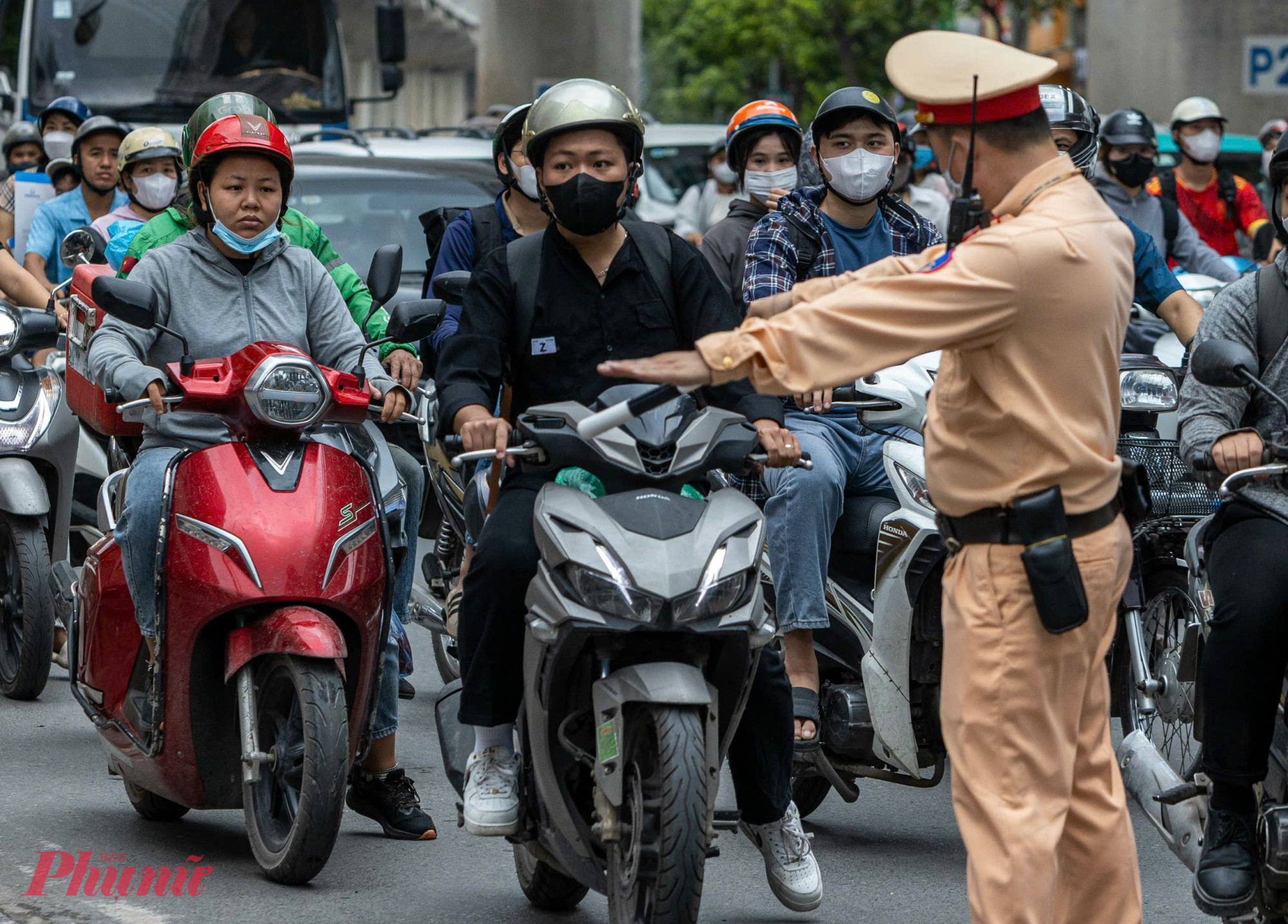 Nhiều phương tiện vi phạm bị CSGT dừng xe, xử phạt.