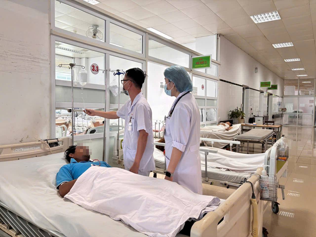 Bệnh nhân nghi ngộ độc nấm đang được điều trị tích cực tại Bệnh viện Đa khoa vùng Tây Nguyên - Ảnh: M.L.