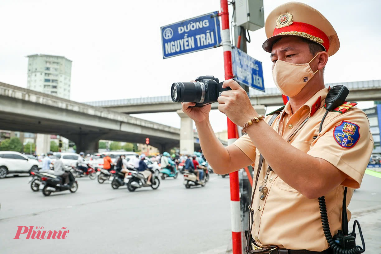 Ghi nhận tại khu vực ngã tư Khuất Duy Tiến - Nguyễn Trãi vào lúc 6h30 cùng ngày, tổ công tác Đội CSGT đường bộ số 7, Phòng CSGT Công an TP Hà Nội làm nhiệm vụ tuần tra, kiểm soát, ghi hình các trường hợp vi phạm như: điều khiển xe máy đi lên vỉa hè, đi ngược chiều, vượt đèn đỏ... lập biên bản xử lý nghiêm.