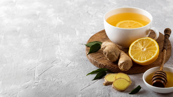 Nước chanh gừng mật ong là sự kết hợp hoàn hảo giữa vitamin C dồi dào từ chanh, tinh chất chống viêm và kháng khuẩn trong gừng cùng vị ngọt tự nhiên của mật ong. Cách pha rất đơn giản: bạn lấy nửa quả chanh vắt lấy nước, thêm vào 250ml nước ấm, cho vài lát gừng tươi đập dập và một muỗng mật ong nguyên chất, khuấy đều rồi uống khi còn ấm. Thức uống này nên được dùng vào mỗi buổi sáng, trước khi ăn khoảng 15 đến 20 phút để kích thích hệ miễn dịch hoạt động hiệu quả hơn. Đặc biệt nước chanh gừng mật ong rất phù hợp với người thường xuyên cảm thấy mệt mỏi, hay bị cảm lạnh hoặc có dấu hiệu viêm họng, giúp làm dịu cổ họng và giảm sưng tấy.