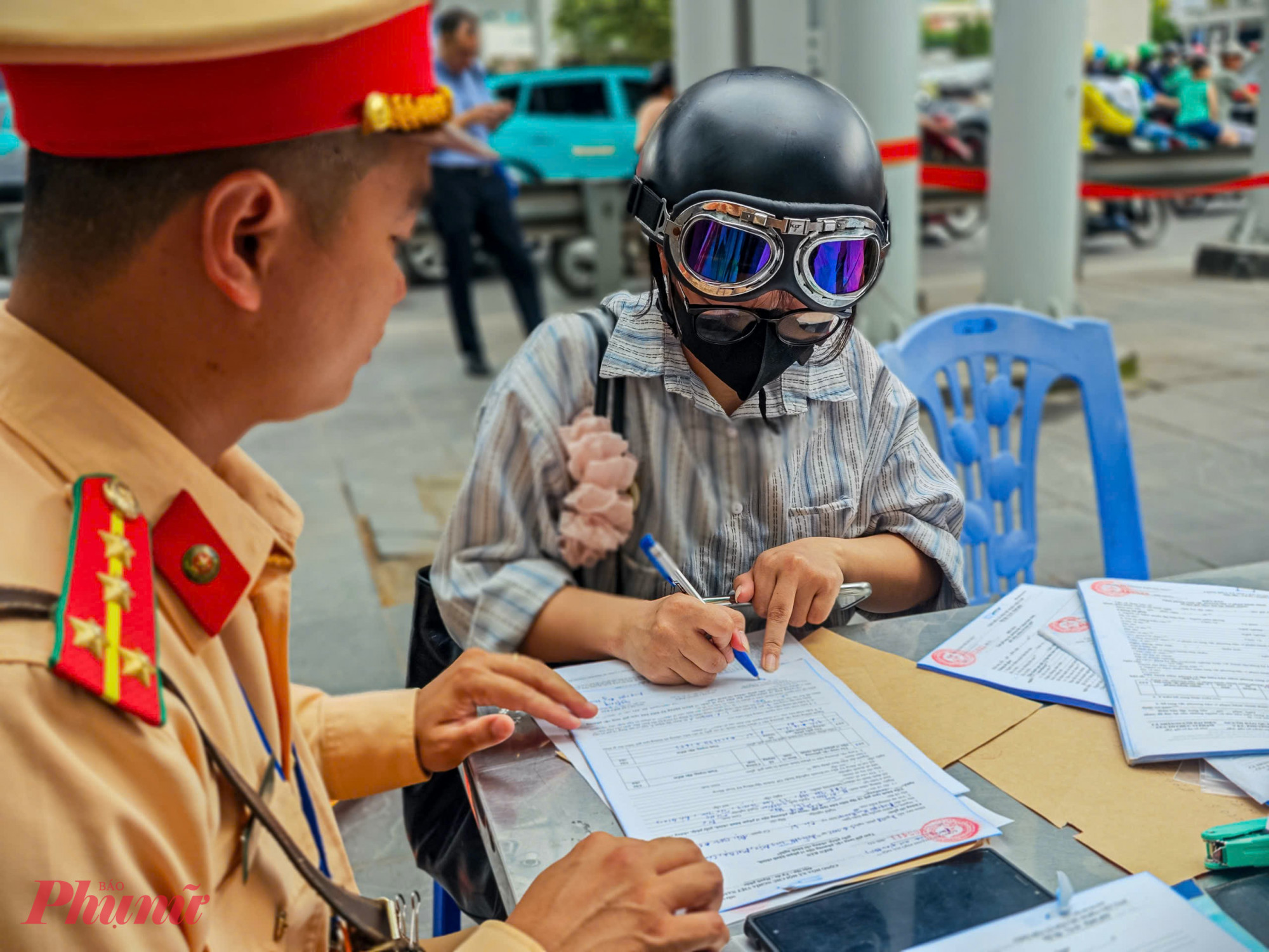 Theo Phòng CSGT Công an TP Hà Nội, từ 15/5 đến nay, lực lượng CSGT Hà Nội đã xử lý 8.542 trường hợp vi phạm TTATGT đường bộ, tạm giữ 2.182 phương tiện, tước 535 GPLX, trừ điểm 1.289 GPLX. Trong đó vượt đèn đỏ 250 trường hợp, đi ngược chiều 217 trường hợp, chở hàng hoá cồng kềnh 69 trường hợp.