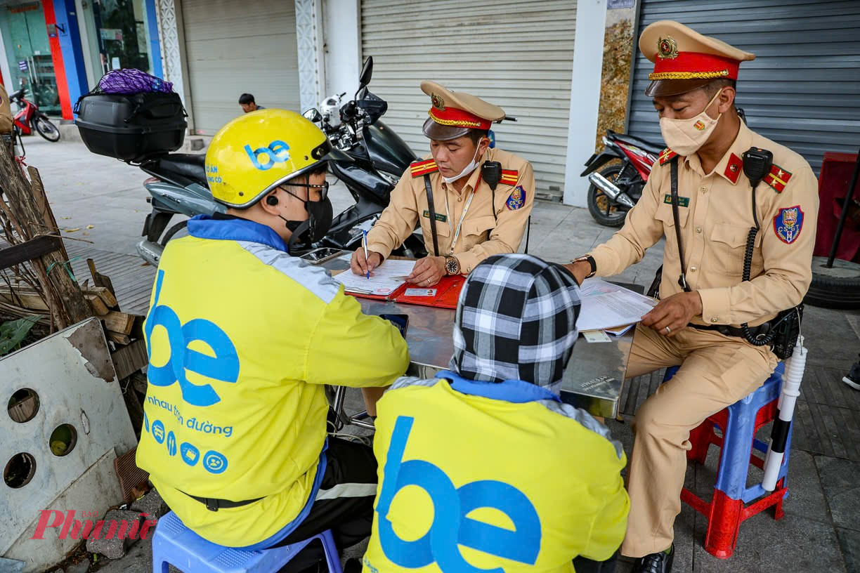 Còn H. - một trường hợp vi phạm khác cho biết bản thân đang đi làm và thấy tắc đường quá nên đi lên vỉa hè cho kịp giờ.Một trường hợp khác là H.A cũng biện minh cho hành vi vi phạm của bản thân là đường đông nên sợ muộn giờ làm. 'Em nhận thức hành vi của mình là sai và sẽ rút kinh nghiệm' - H.A cho biết.