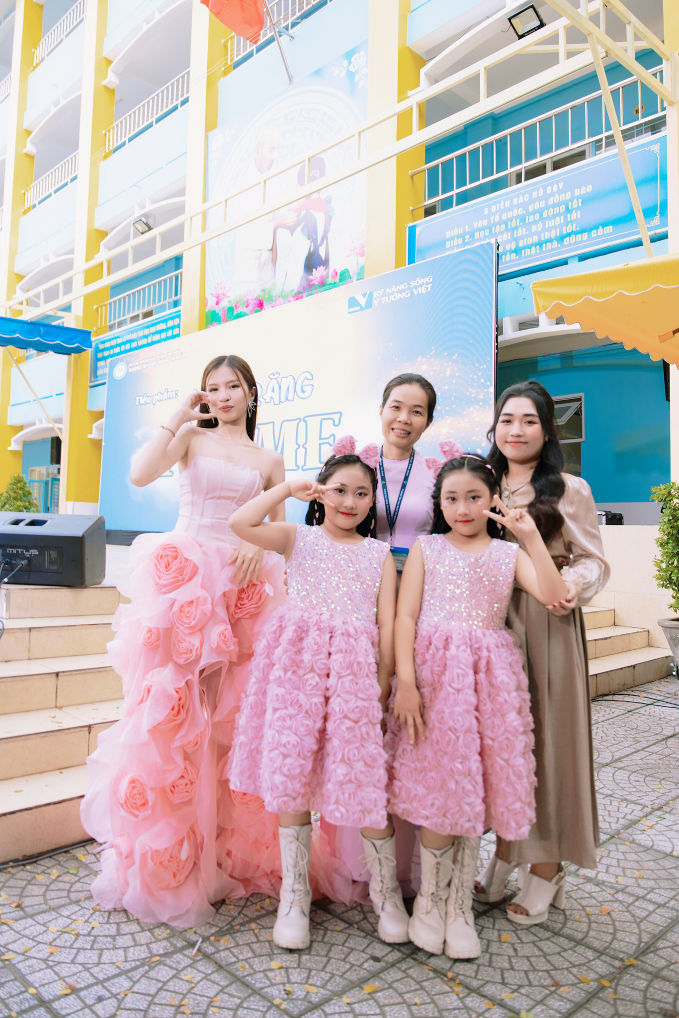 Bella (Trần Đường Thiện Mỹ) và Rita (Trần Đường Thiện Ngọc) cùng nhạc sĩ, ca sĩ Satila Hồng Vịnh giao lưu cùng cô giáo - Ảnh: Bella – Rita cung cấp