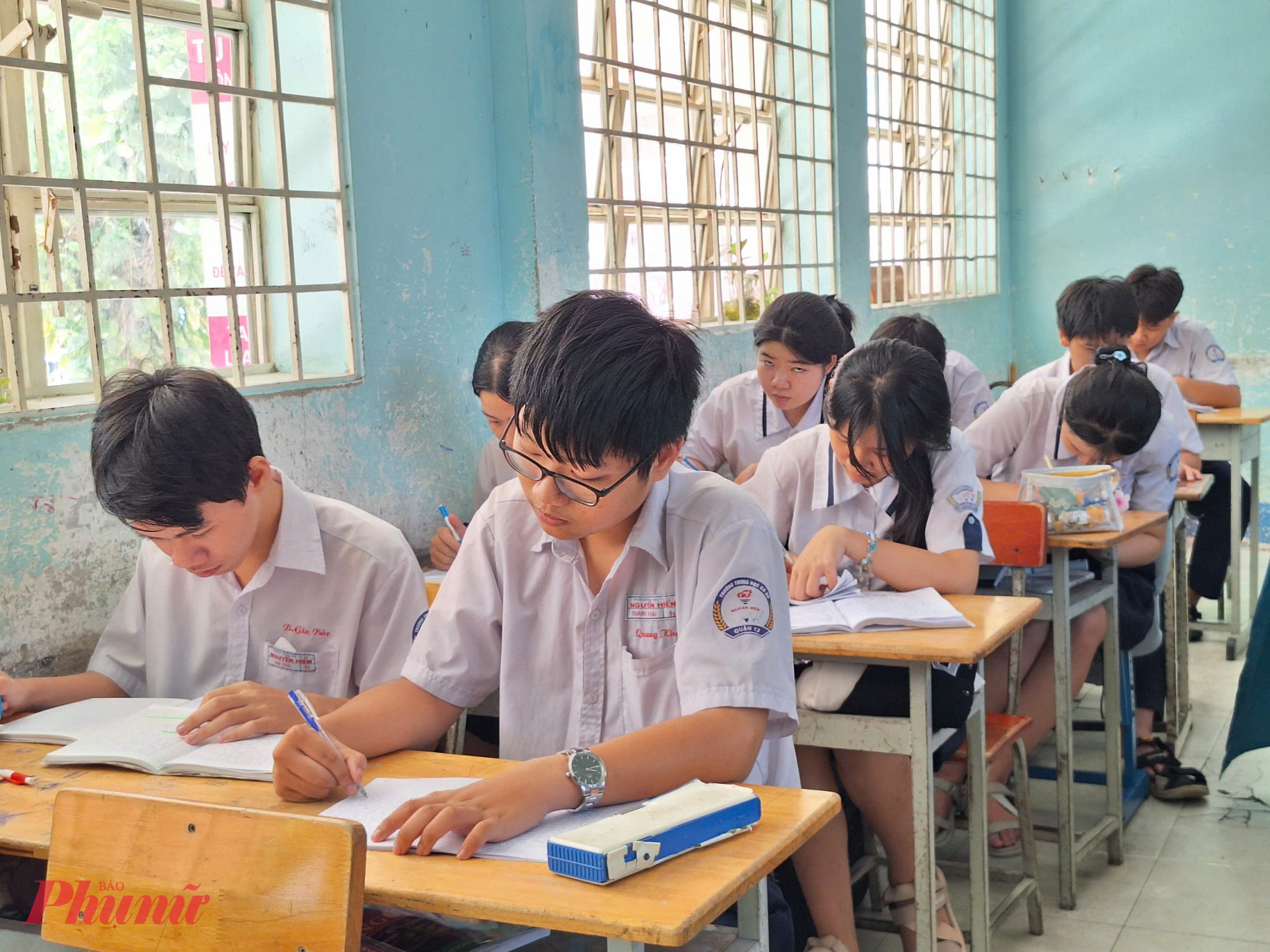 Học sinh lớp Chín Trường THCS Nguyễn Hiền (quận 12) trong giờ ôn luyện môn ngữ văn - Ảnh: Trang Thư
