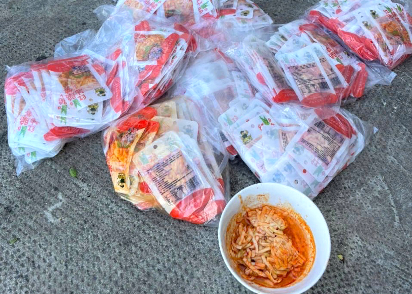 Những gói măng này đều có bao bì in hoa văn và chữ nước ngoài - Ảnh công an cung cấp