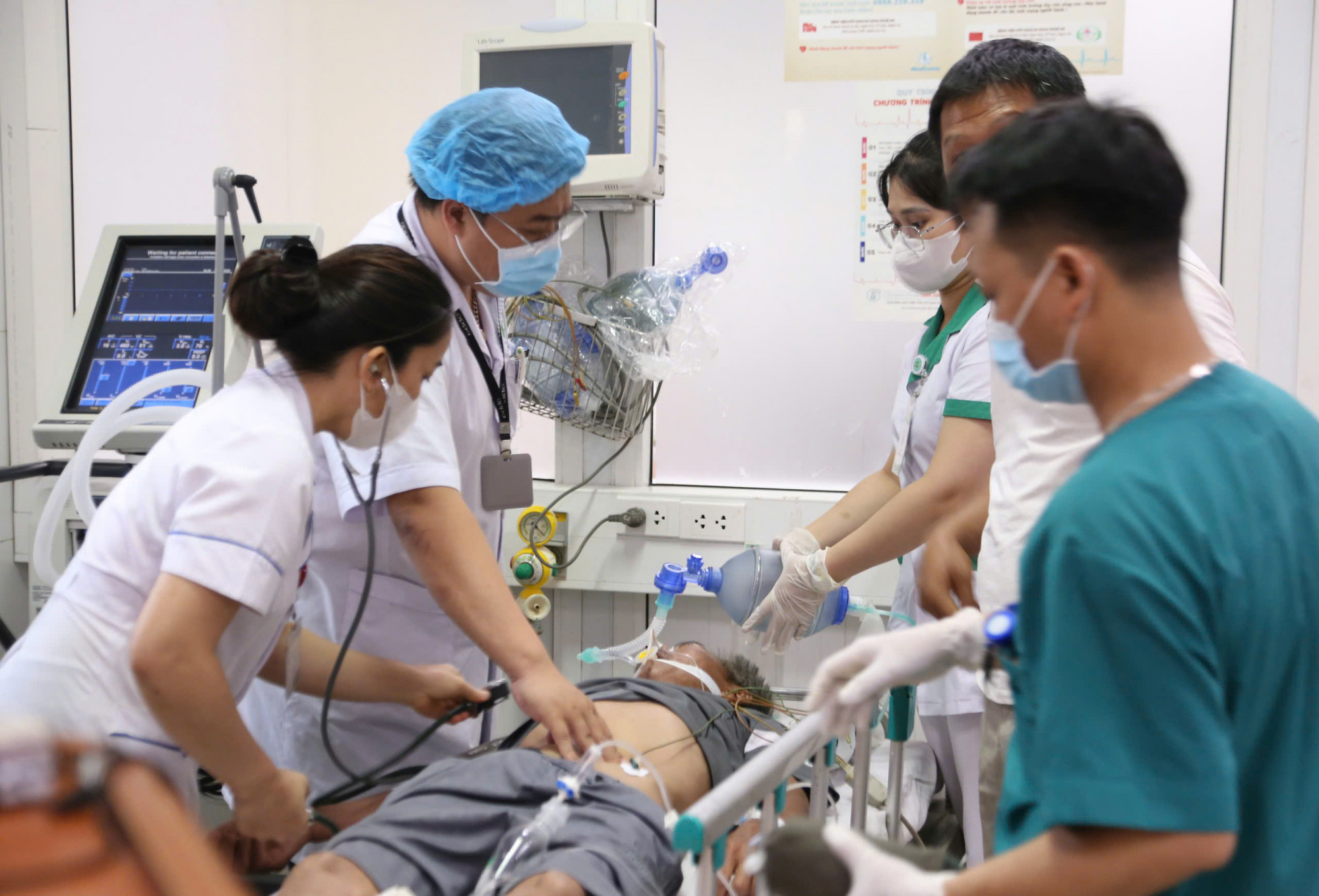 Để đảm bảo an ninh trật tự, khoa Cấp cứu Bệnh viện Hữu nghị Đa khoa Nghệ An phải tăng gấp đôi số lượng bảo vệ - Ảnh: Khánh Trung