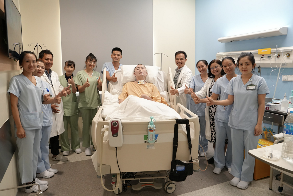 Ê-kíp y bác sĩ FV chăm sóc bệnh nhân Y.S suốt 1 năm qua - Ảnh: Bệnh viện FV