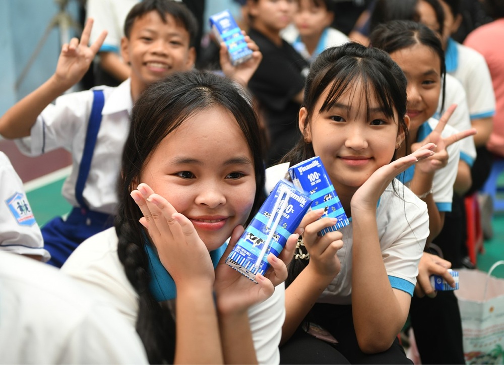 Nụ cười của các em nhỏ tại Làng Trẻ em SOS Bến Tre khi nhận những món quà từ Vinamilk và chương trình - Ảnh: Minh Hà