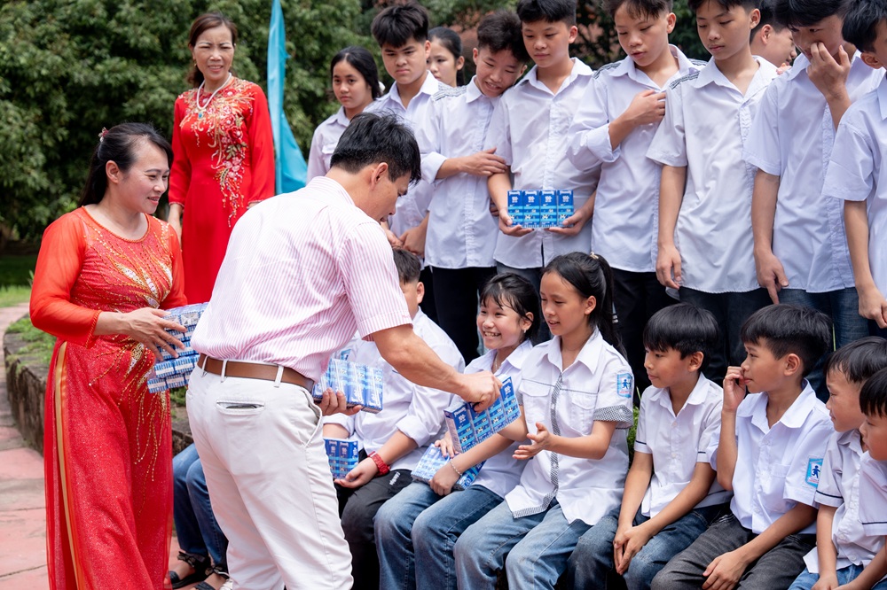 Đoàn công tác tới thăm hỏi và trao quà cho các “mẹ” và hơn 100 trẻ em mồ côi, có hoàn cảnh đặc biệt khó khăn tại Làng Trẻ em SOS Việt Trì - Ảnh: Minh Hà
