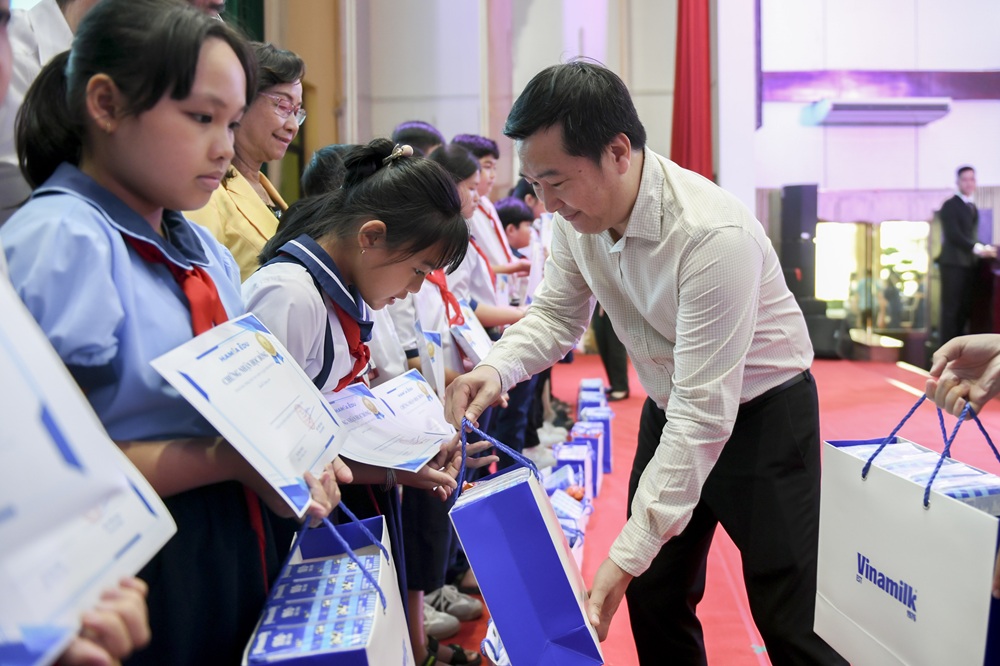 Ông Đỗ Thanh Tuấn - Giám đốc Đối ngoại Vinamilk - tặng quà 1/6 cho các em học sinh vượt khó, học giỏi trong chương trình - Ảnh: Minh Hà