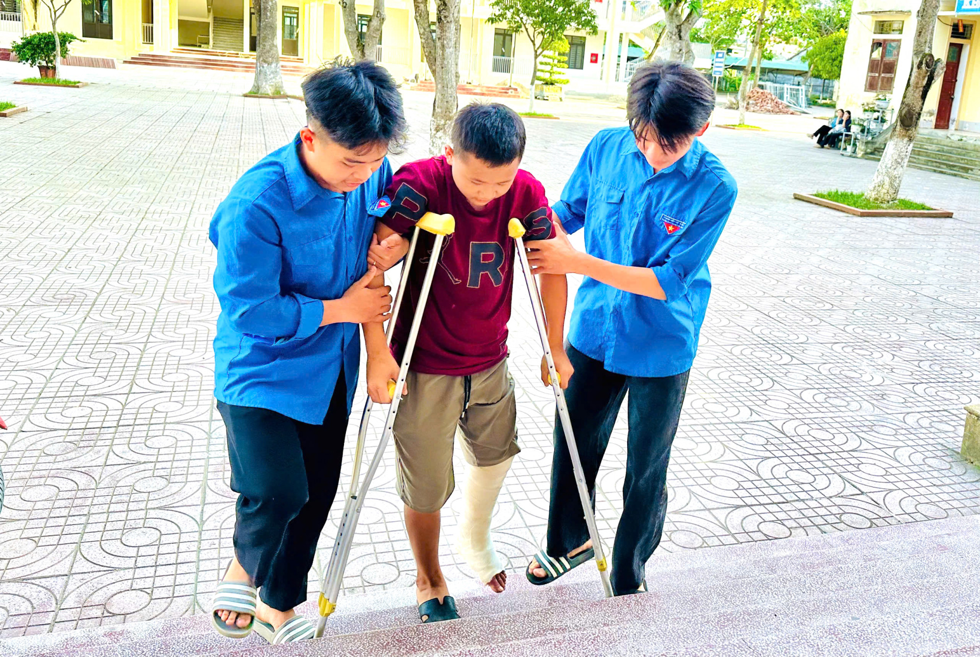 Học sinh bị thương, gặp sự cố đột xuất được hỗ trợ di chuyển đến điểm thi - Ảnh: Khánh Trung