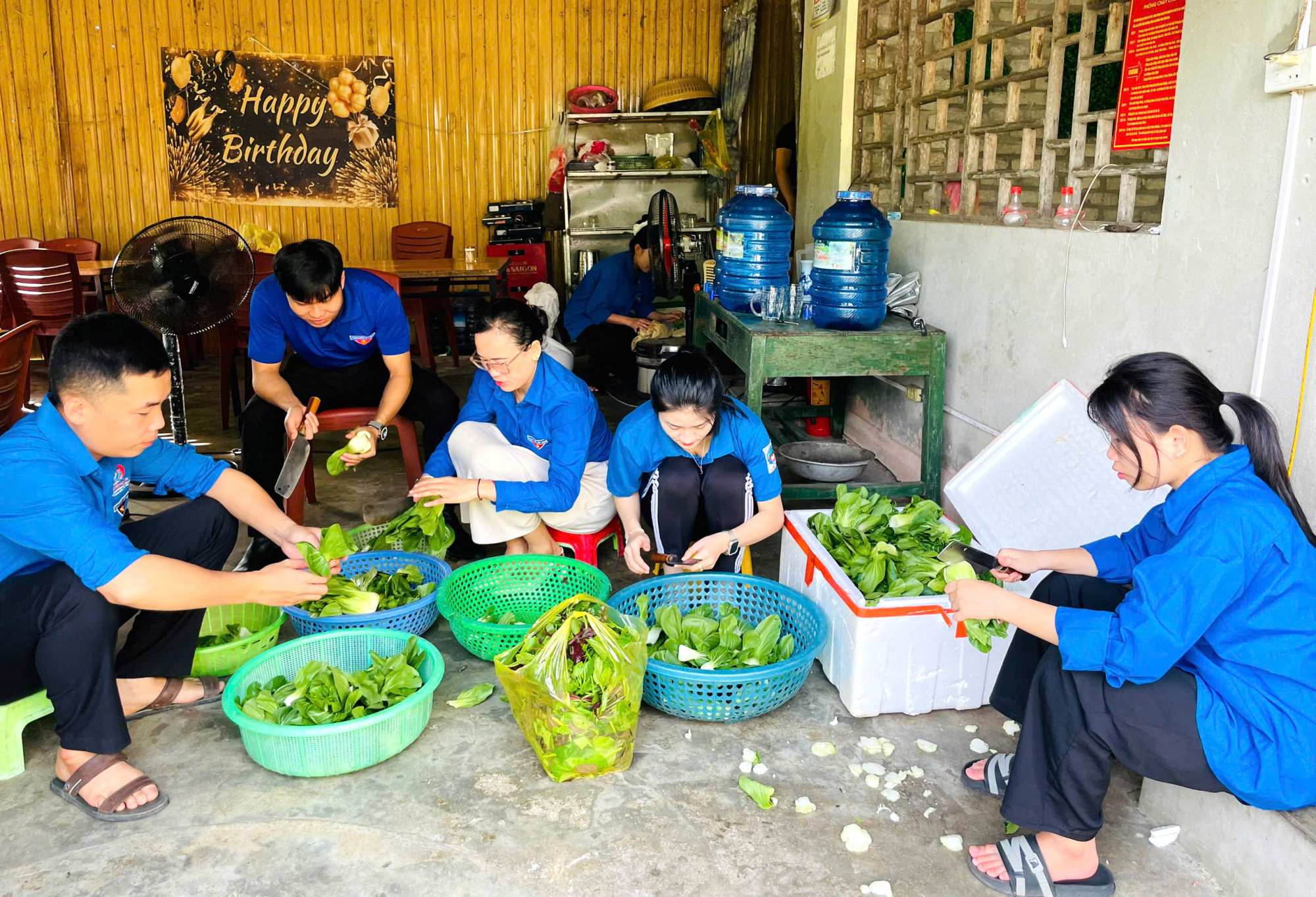 Hàng chục đoàn viên huyện Tương Dương lập tổ nấu ăn phục vụ học sinh - Ảnh: Lô Lan