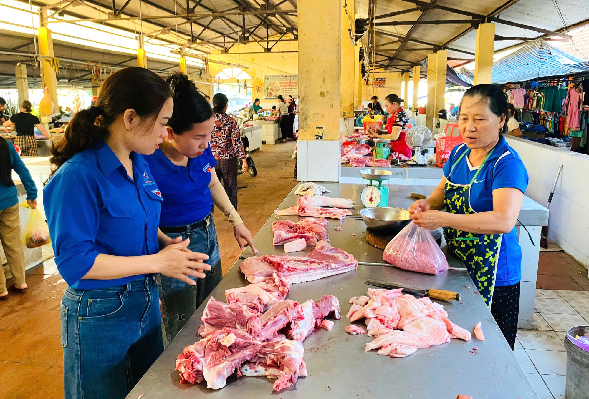 Đoàn viên huyện Thanh Chương đi chợ mua thực phẩm nấu cơm miễn phí phục vụ sĩ tử - Ảnh: Khánh Trung