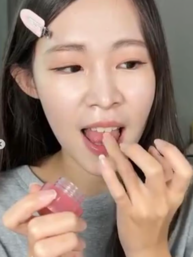 Người có sức ảnh hưởng quá cố nếm thử một sản phẩm mỹ phẩm trong một trong những video của cô ấy. Những người quan sát trực tuyến lo ngại cô ấy có thể đã chết vì ngộ độc hóa chất. Ảnh: Weibo