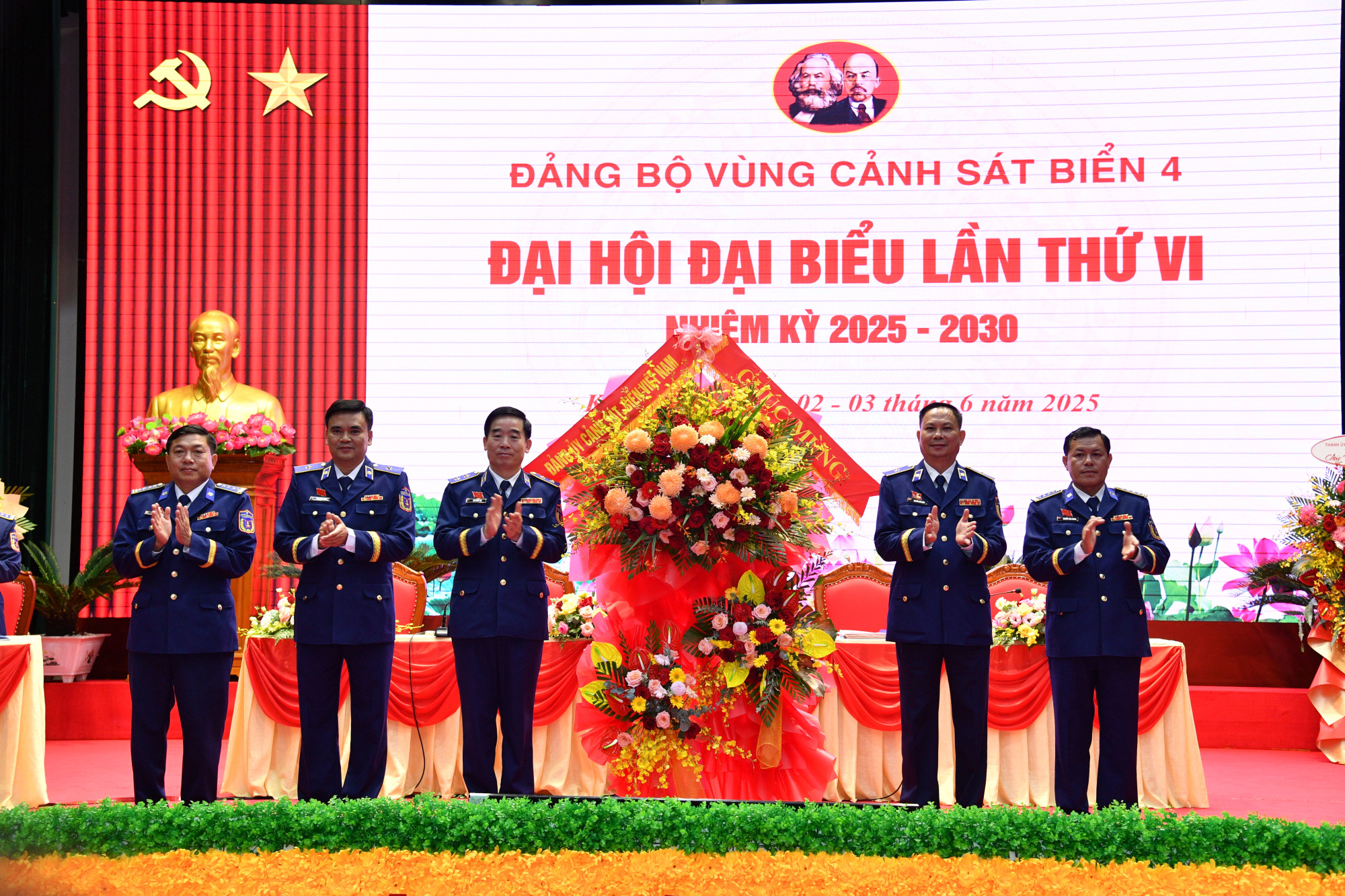 Chính ủy Cảnh sát biển Việt Nam tặng hoa chúc mừng Ban chấp hành Đảng bộ Vùng Cảnh sát biển 4 nhiệm kỳ 2025-2030.