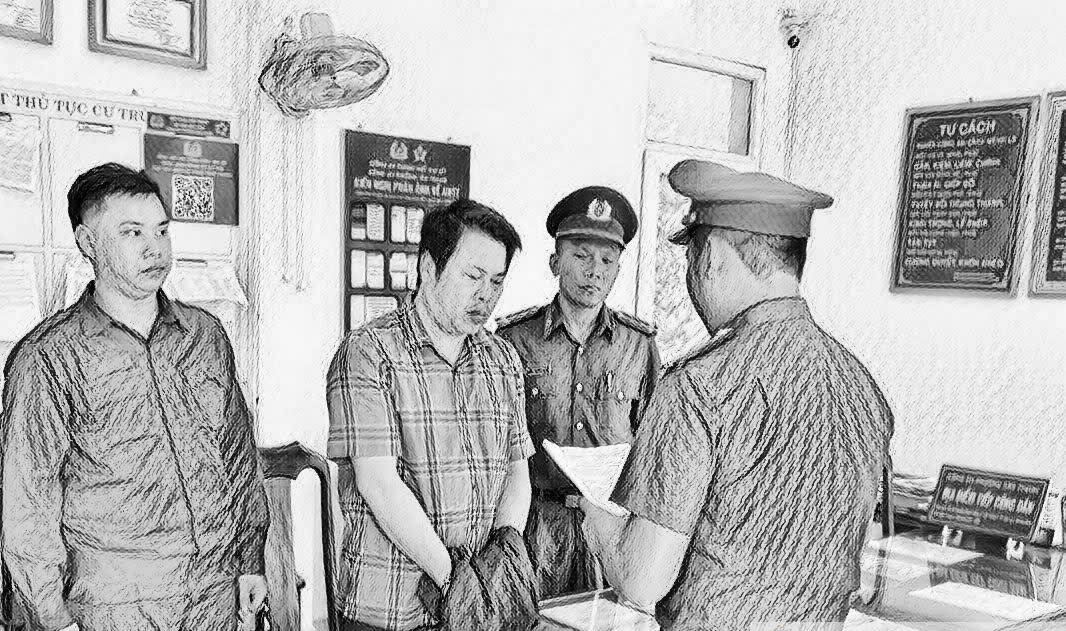 Công an đọc lệnh khởi tố bị can và lệnh bắt tạm giam đối với bị can Trần Phú Hoà_Ảnh: CACC