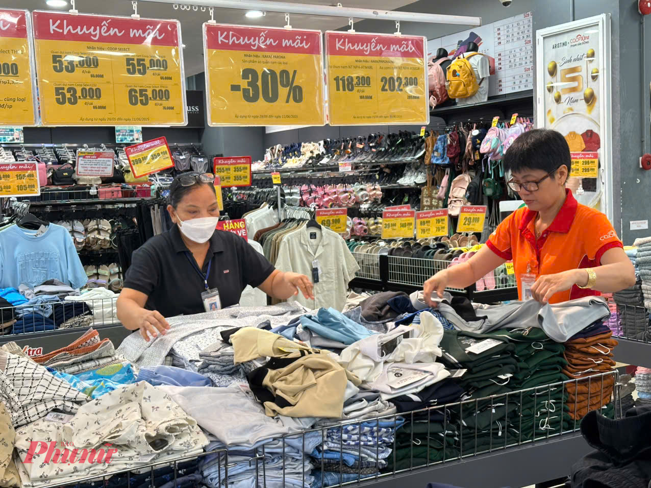 Người tiêu dùng chọn mua hàng giảm giá tại siêu thị Co.opXtra Phạm Văn Đồng - Ảnh: Ngọc Thùy