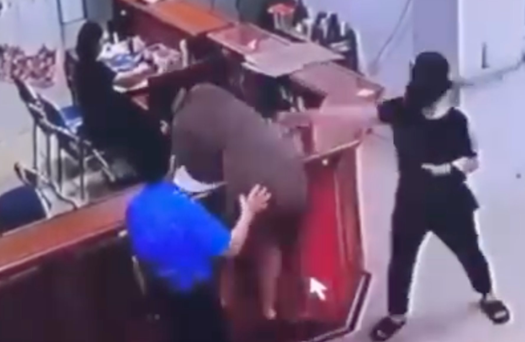 Trần Tuấn Anh với qua bàn làm việc đánh nữ điều dưỡng ở khoa Cấp cứu - Ảnh cắt từ clip