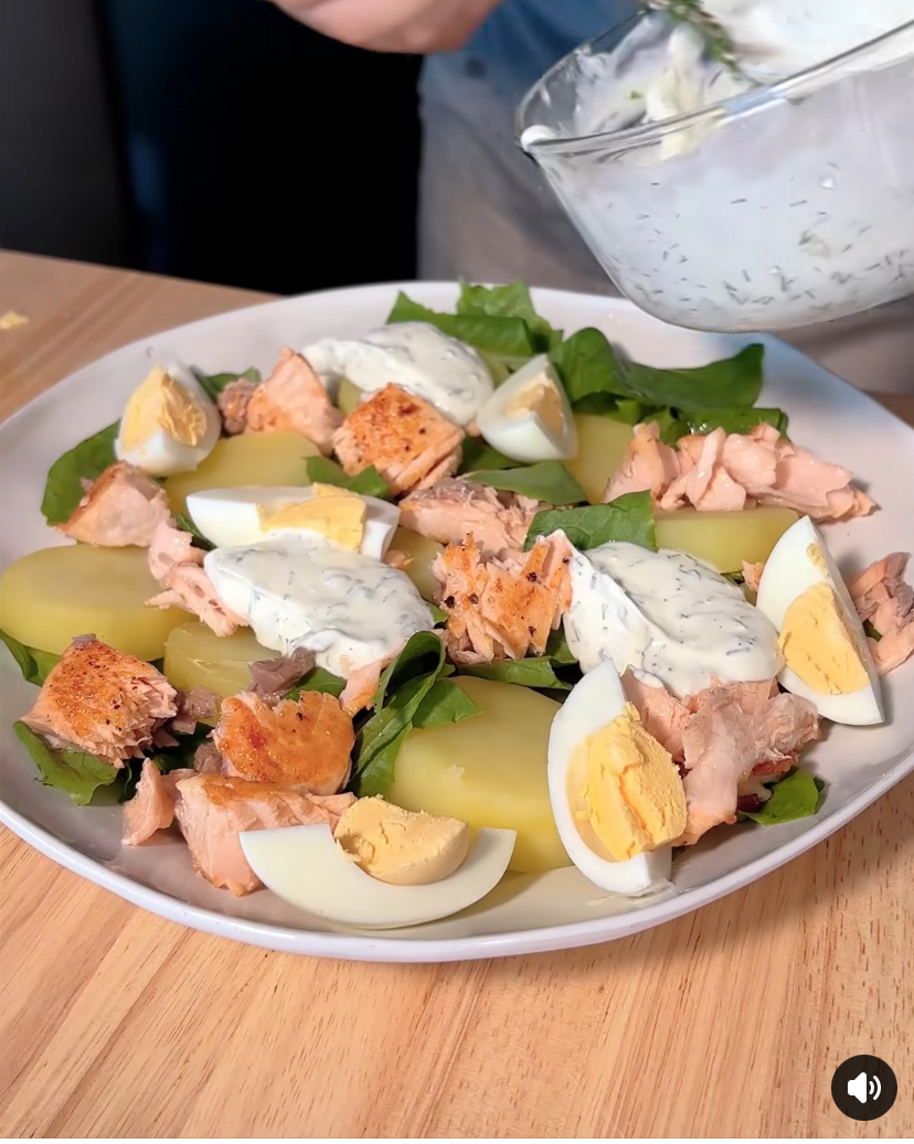 Salad gồm khoai tây, sốt kem và 