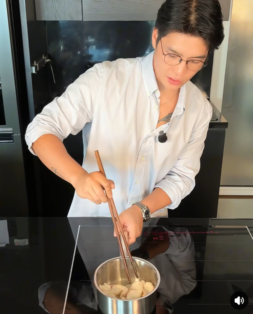 Anh sử dụng chảo inox để nấu, không dùng chảo chống dính
