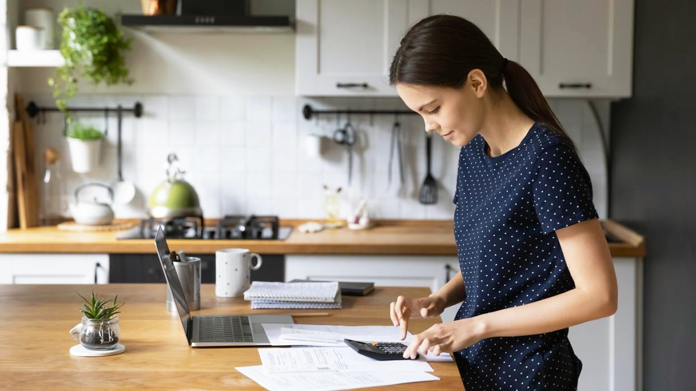 Nhiều người trẻ chọn tiết kiệm, đôi khi đến mức tiêu cực, để có tiền nghỉ hưu sớm - ẢNH MINH HỌA: ISTOCK