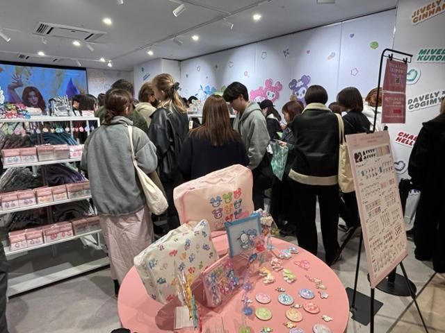 Người hâm mộ nhóm nhạc nam K-pop TWS mua sắm hàng hóa tại một cửa hàng pop-up ở Tokyo 