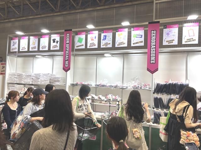 Du khách xem gian hàng bán sản phẩm chính thức tại “CJ KCON Japan 2025” được tổ chức tại Makuhari Messe ở Chiba, Nhật Bản, vào ngày 11 tháng 5.