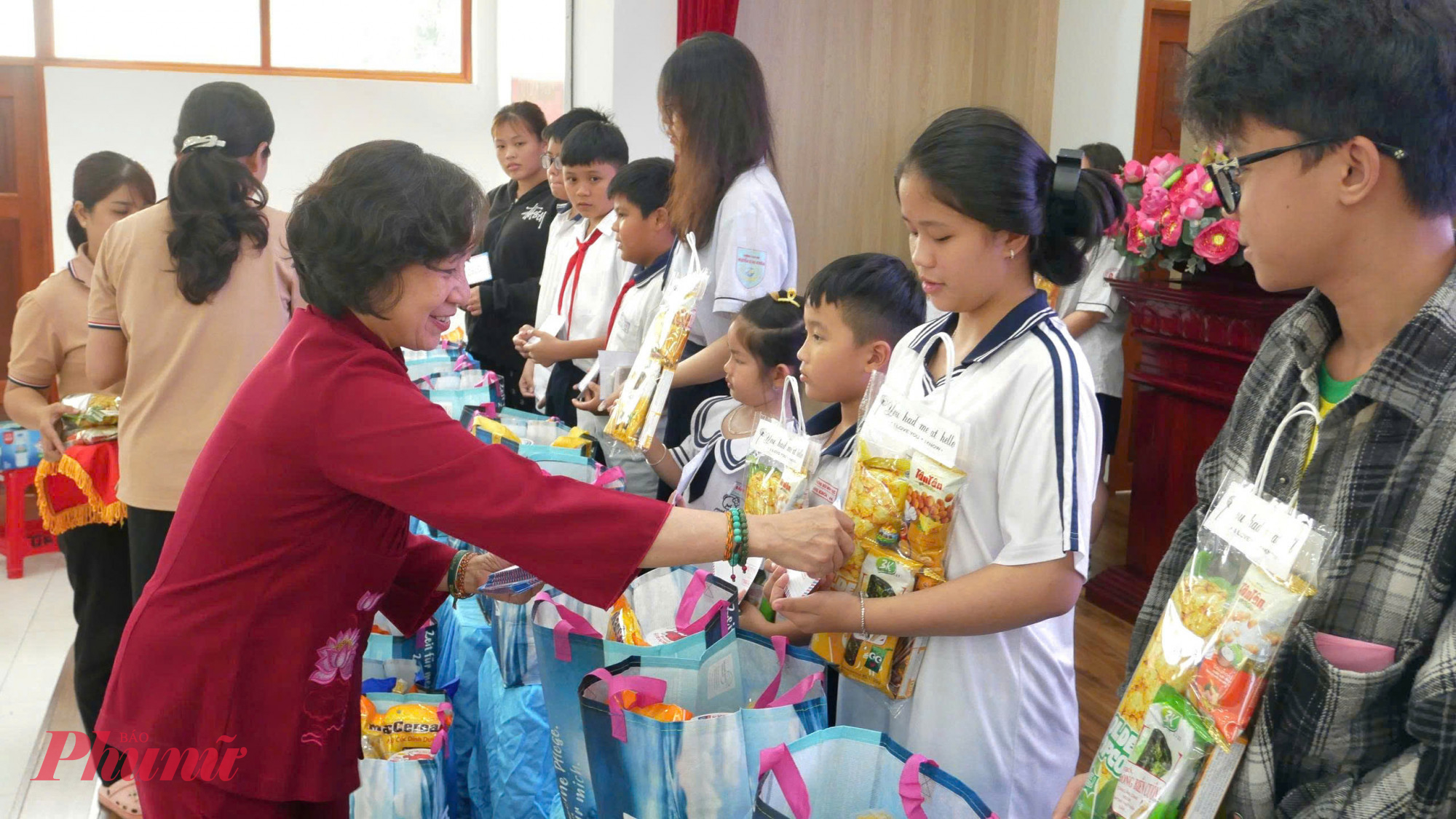 Bà Nguyễn Vũ Song Hòa 