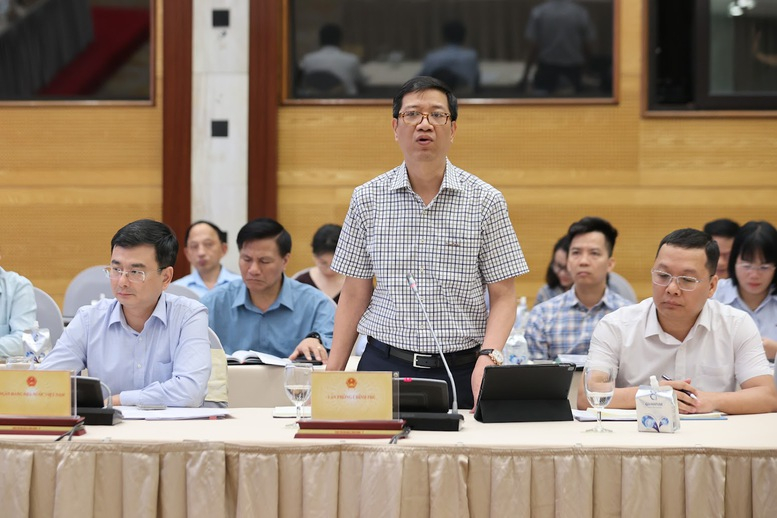 Cục trưởng Cục Kiểm soát thủ tục hành chính VPCP Nguyễn Duy Hoàng thông tin về kết quả cắt giảm thủ tục hành chính (Ảnh: Nhật Bắc)