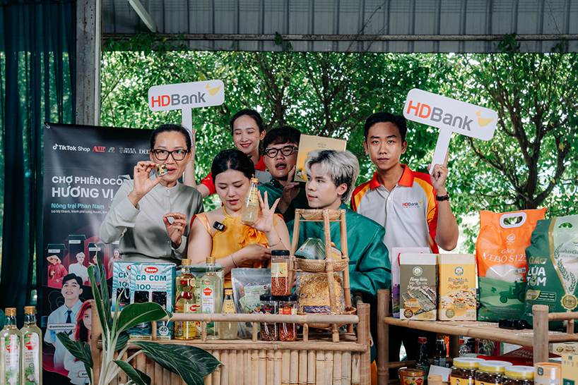 HDBank cùng các chủ thể OCOP đưa nông sản Việt lên nền tảng số - Livestream trên TikTok, góp phần kết nối sản phẩm với thị trường, và mở ra hướng đi mới cho kinh tế nông thôn, năng động và bền vững - Ảnh: HDBank