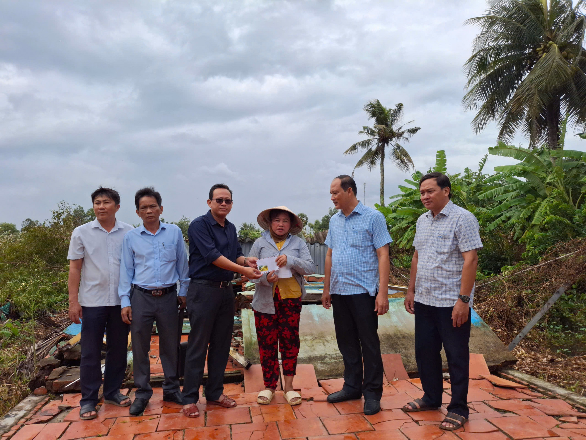 đoàn công tác của UBND huyện U Minh, tỉnh Cà Mau đã đến thăm hỏi, động viên và hỗ trợ các gia đình bị thiệt hại do lốc xoáy.