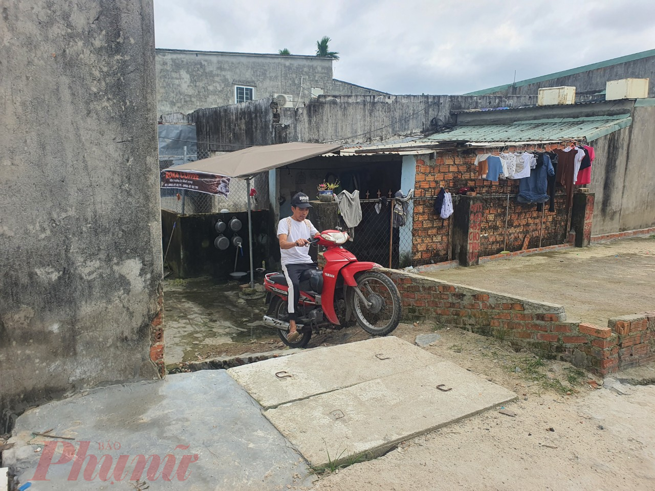 Khu vực Khe Cạn là vùng trũng từ lâu, tuy nhiên khi TP Đà Nẵng làm dự án cống thoát nước qua đây thì nhà dân nằm thấp dưới cống