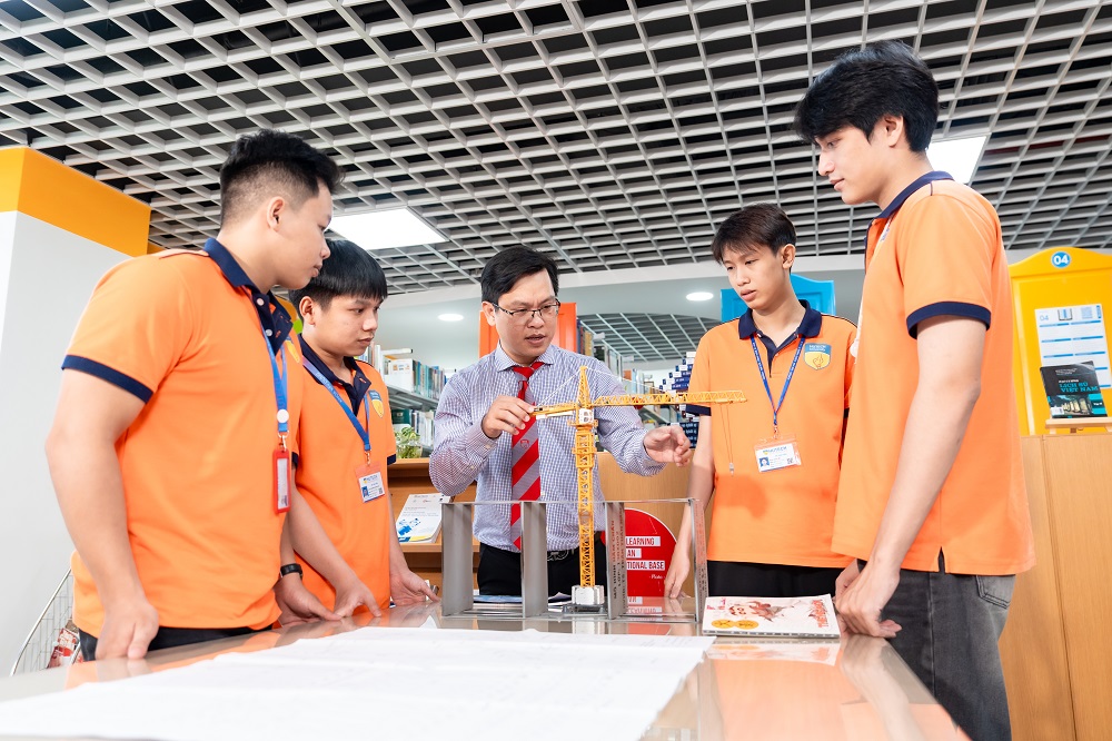 Sinh viên học tập theo phương pháp ứng dụng, gắn kết chặt chẽ với thực tiễn doanh nghiệp - Ảnh: HUTECH