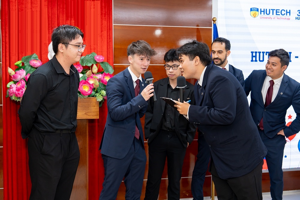 Sinh viên giao lưu cùng bạn bè quốc tế ngay tại trường - Ảnh: HUTECH