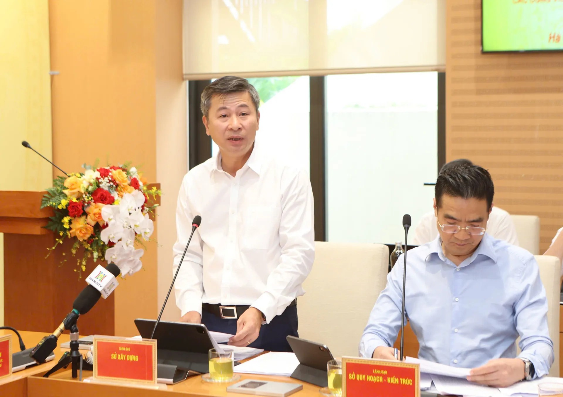 Ông Nguyễn Phi Thường trả lời chất vấn tại phiên họp.