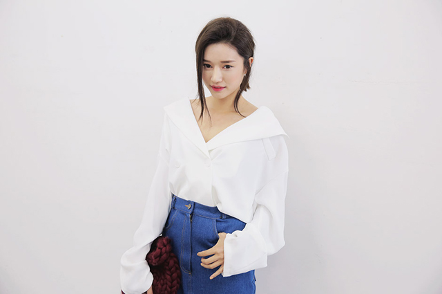 Chị em ó thể chọn áo thun, áo sơ mi hoặc áo len cổ chữ V, kết hợp với quần cạp cao để tăng hiệu quả hack dáng. Ngoài ra, một chiếc vòng cổ mảnh sẽ làm nổi bật vùng cổ, tăng thêm sự tinh tế.