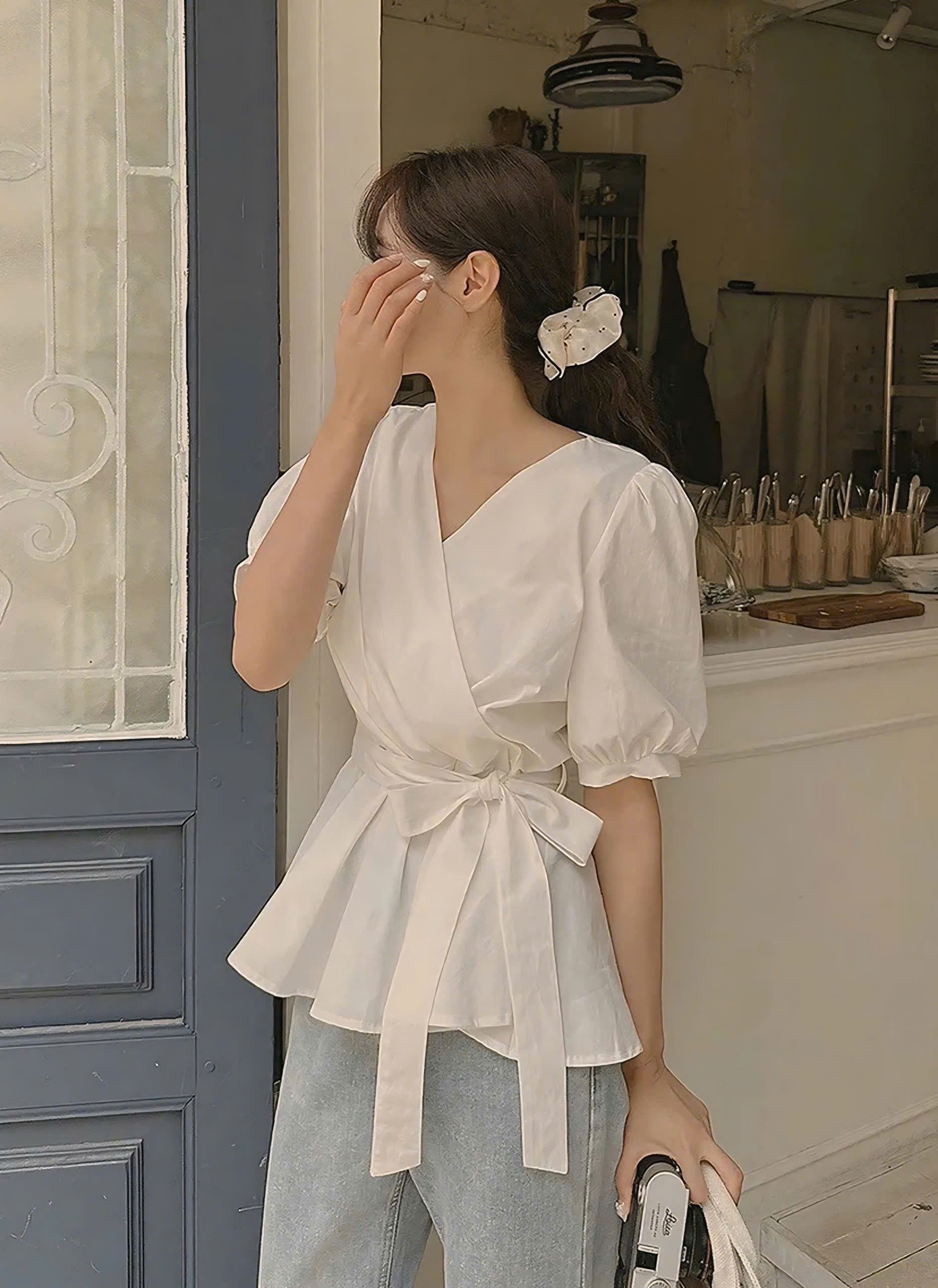 Áo blouse nhấn eo: