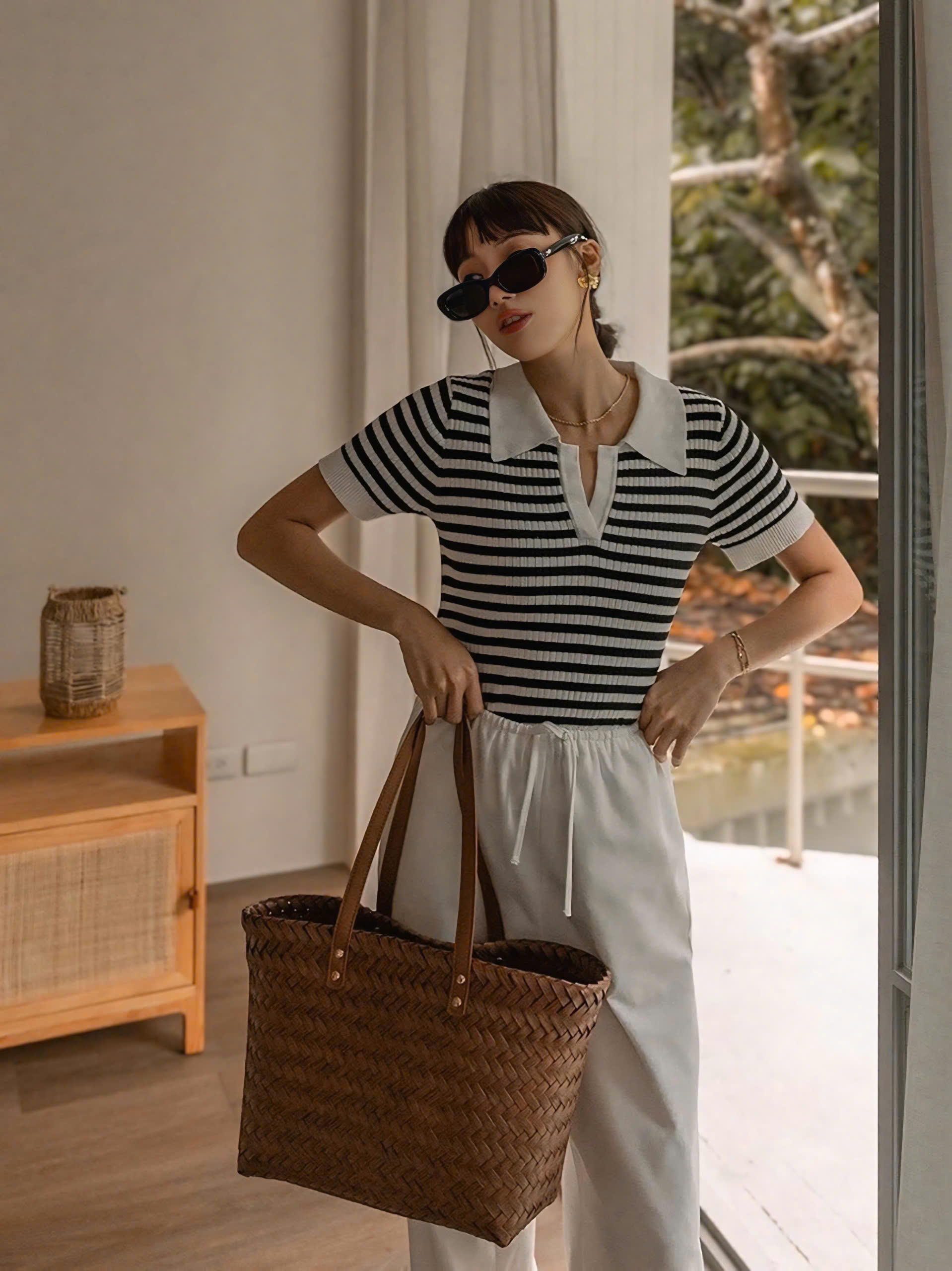Áo cổ chữ V:  Đây là lựa chọn hoàn hảo cho những ai muốn kéo dài phần thân trên và tạo cảm giác thanh thoát hơn. Thiết kế cổ chữ V giúp thu hút ánh nhìn theo chiều dọc, khiến phần cổ trông dài hơn và phần vai, ngực trở nên cân đối. Kiểu áo này đặc biệt phù hợp với người có thân hình đầy đặn hoặc vai rộng nhờ  phân tán sự chú ý khỏi phần vai và ngực.