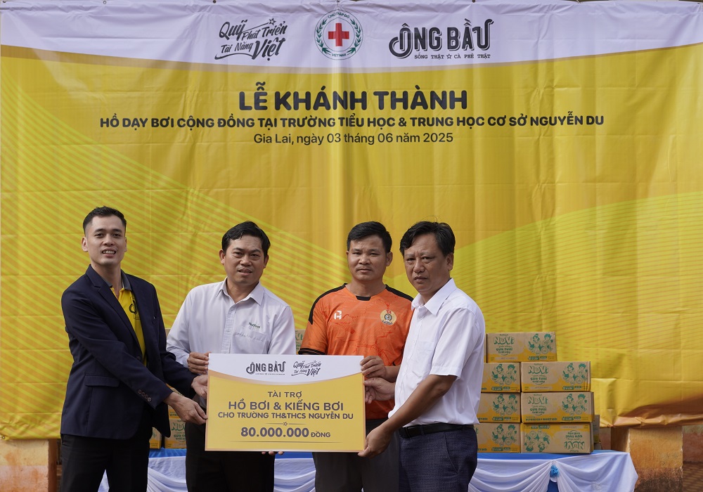 Đại diện Quỹ Phát triển Tài năng Việt trao tài trợ cho Trường tiểu học và trung học cơ sở Nguyễn Du, huyện Chư Sê, Gia Lai - Ảnh: Nutifood