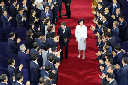 Tổng thống Lee Jae-myung và đệ nhất phu nhân Kim Hye-kyung (mặc áo trắng) chào đón những người tham dự bằng những cái bắt tay trong lễ nhậm chức tại Hội trường Rotunda của Quốc hội ở Seoul hôm thứ Tư. (Lee Sang-sub / The Korea Herald)