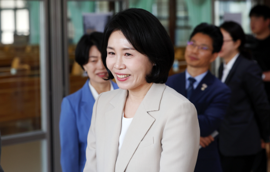 Đệ nhất phu nhân Kim Hye-kyung đến thăm một nhà thờ ở Goheung-gun, tỉnh Nam Jeolla, khi bà vận động cho ứng cử viên tổng thống Lee Jae-myung vào ngày 27 tháng 5. (Yonhap)
