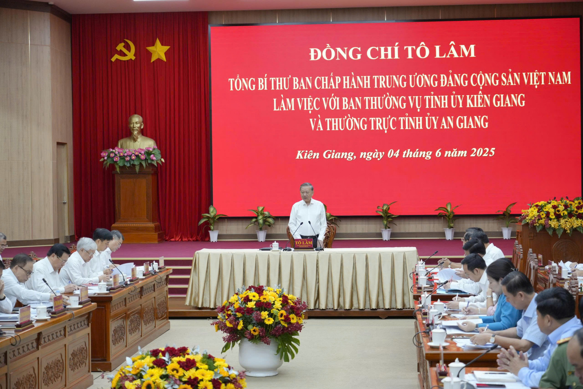 Toàn cảnh buổi làm việc - Ảnh T.H