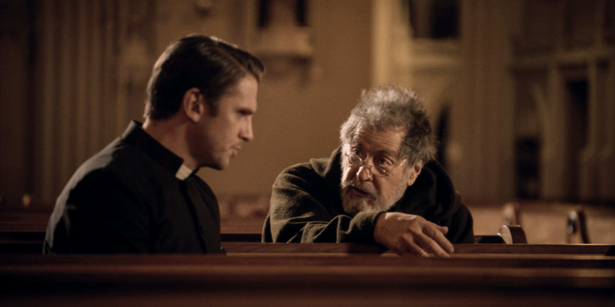 Dan Stevens (trái) và Al Pacino (phải) vào vai cha xứ 