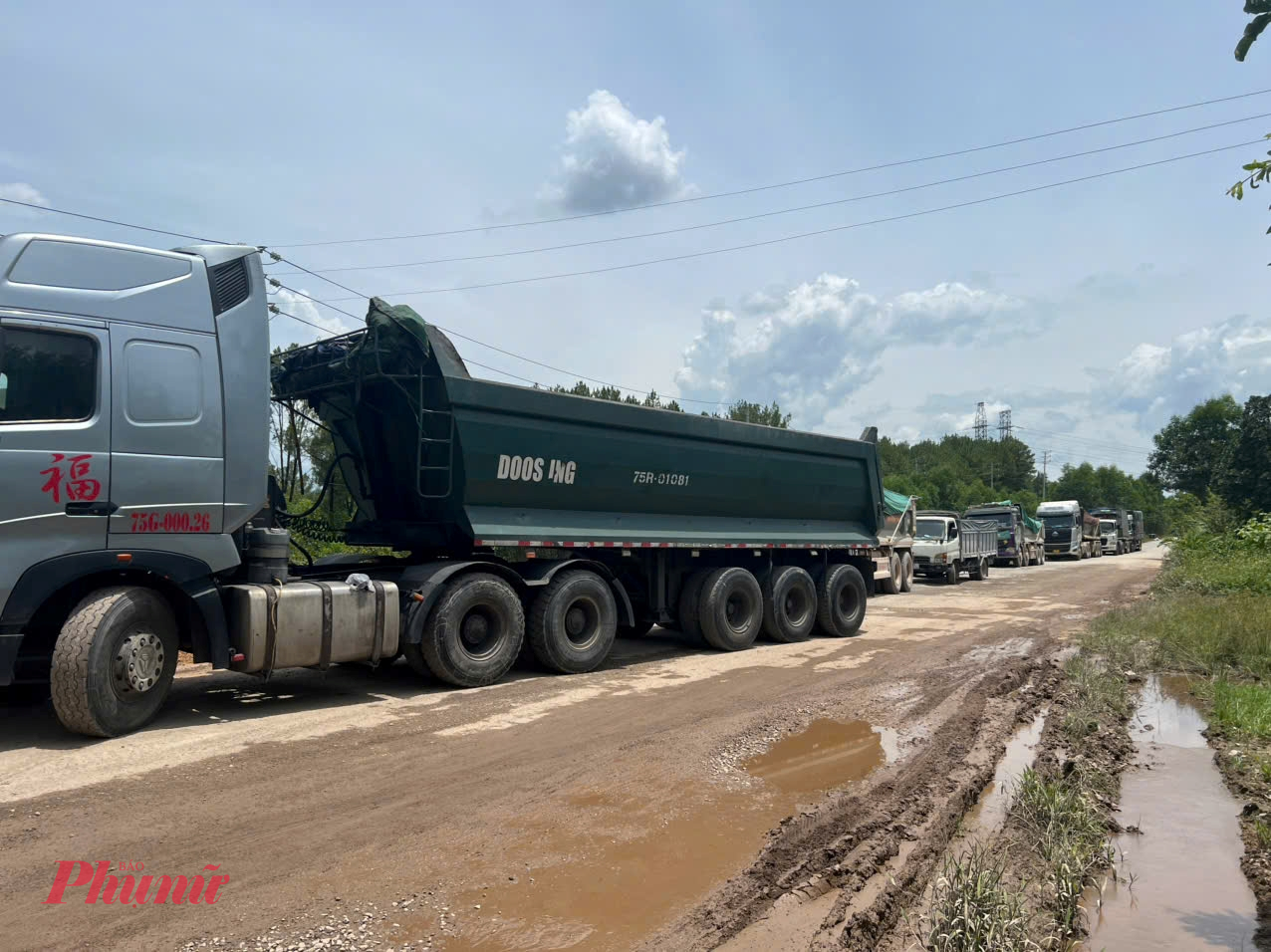 Xe quá tải cày nát Tỉnh lộ 9