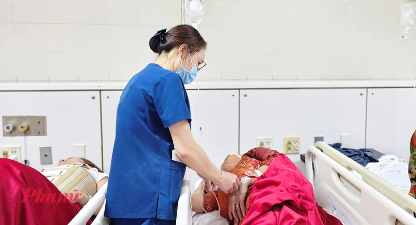 Một nạn nhân đang được theo dõi điều trị tại Khoa Cấp cứu Đa khoa- Bệnh viện Trung ương Huế- Ảnh: L.T