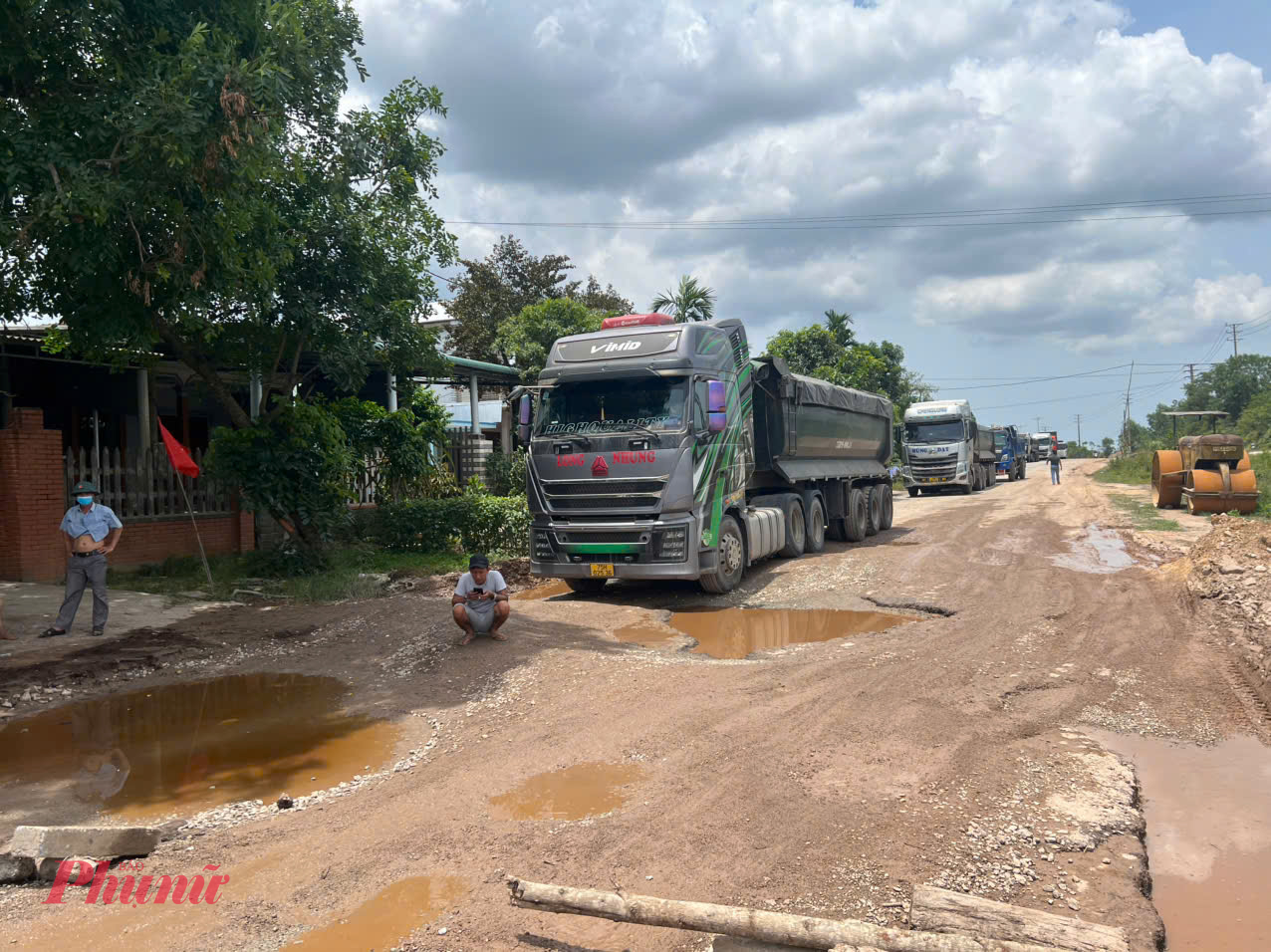 Người dân đại phương cho rằng xe quá tải thường xuyên chạy qua tuyến đường này nhưng không thấy cơ quan chức năng 