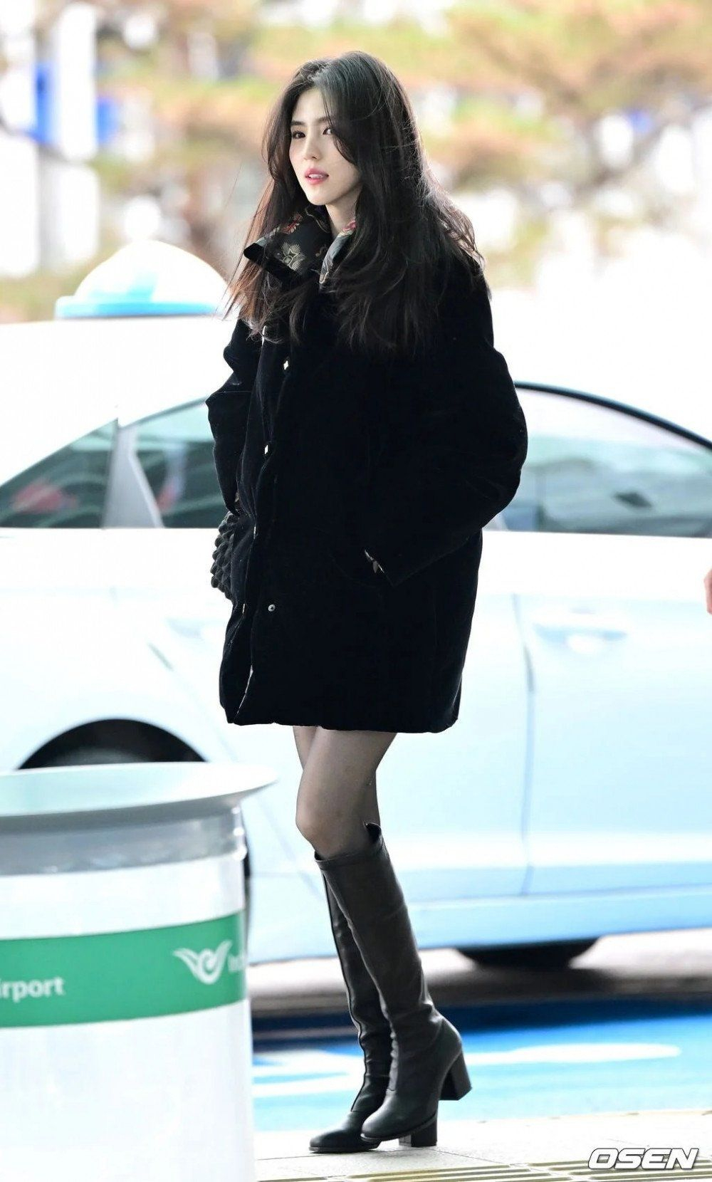 Han So Hee là một trong những sao Hàn có gu thời trang nổi bật mỗi khi xuất hiện tại sân bay Incheon. Nữ diễn viên “Gyeongseong Creature” thường ưa chuộng phong cách trẻ trung, nữ tính với các kiểu chân váy nhẹ nhàng. Trang phục sân bay của nữ sao Hàn tập trung vào những gam màu trung tính như trắng và đen, ưu tiên sự thoải mái để di chuyển. Để phù hợp mang theo những vật dụng cần thiết cho chuyến đi, Han So Hee sẽ lựa chọn kiểu túi cỡ lớn như chiếc Dior Book Tote kinh điển với chất liệu denim mới lạ.